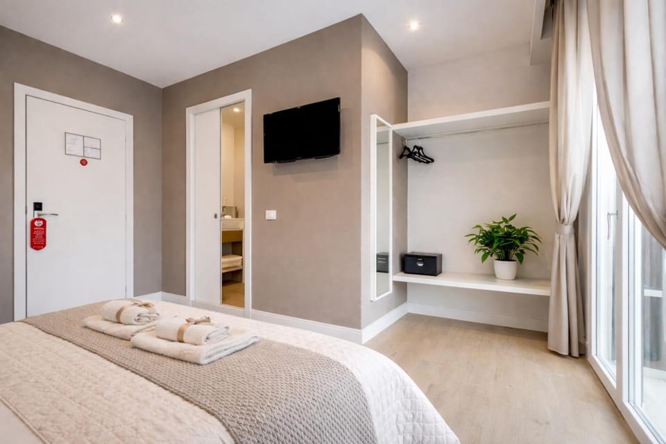 Bed, TV and multimedia, Photo of the whole room, Bedroom, towels, wardrobe