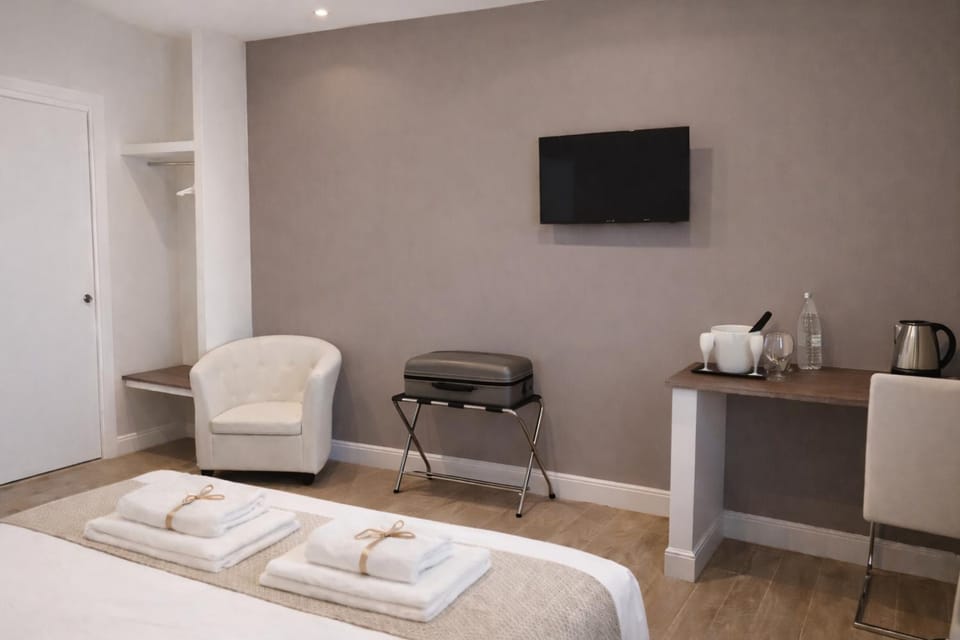 Bed, TV and multimedia, Photo of the whole room, Bedroom, towels