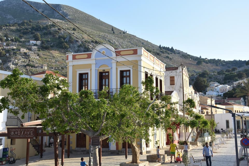 Property building, Restaurant/places to eat, Facade/entrance, Neighbourhood, On site, Supermarket/grocery shop, Shopping Area