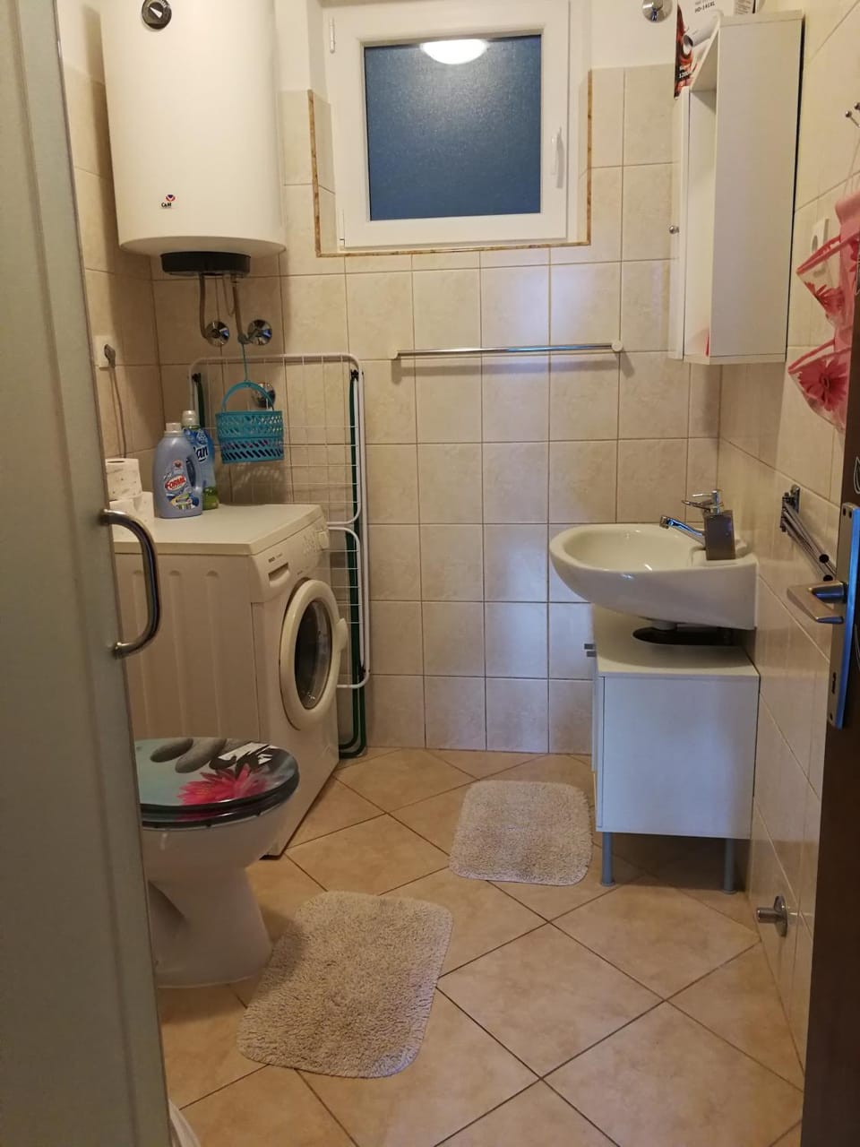 Shower, Toilet, Bathroom, towels, washing machine