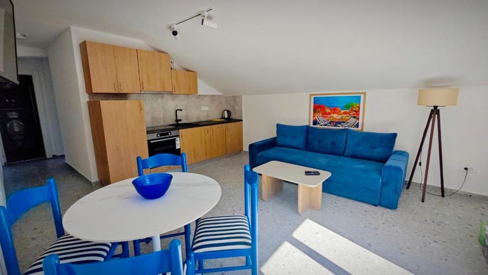 Living room, Seating area, Dining area, oven, pet friendly