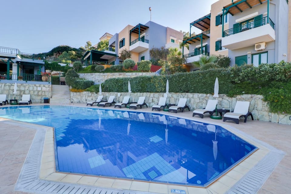 Property building, Day, Pool view, Swimming pool, sunbed