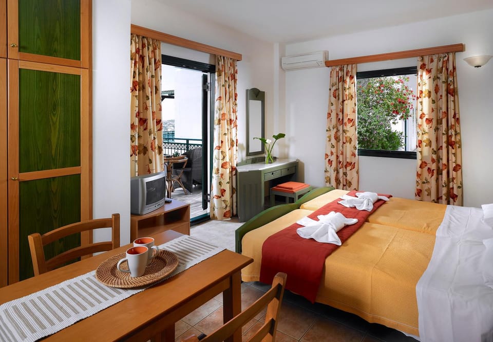 Bed, Photo of the whole room, Dining area, Bedroom