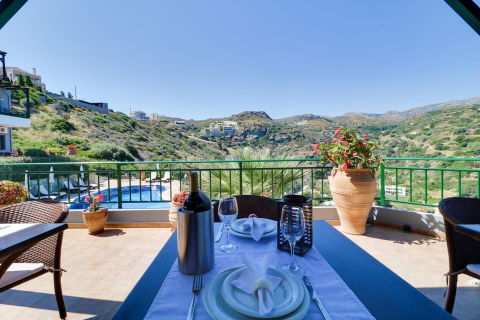 Day, Natural landscape, View (from property/room), Balcony/Terrace, Dining area, Mountain view, Pool view, Swimming pool, Dinner, Alcoholic drinks