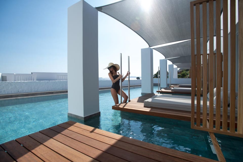 Day, Balcony/Terrace, Guests, Pool view, Swimming pool, sunbed