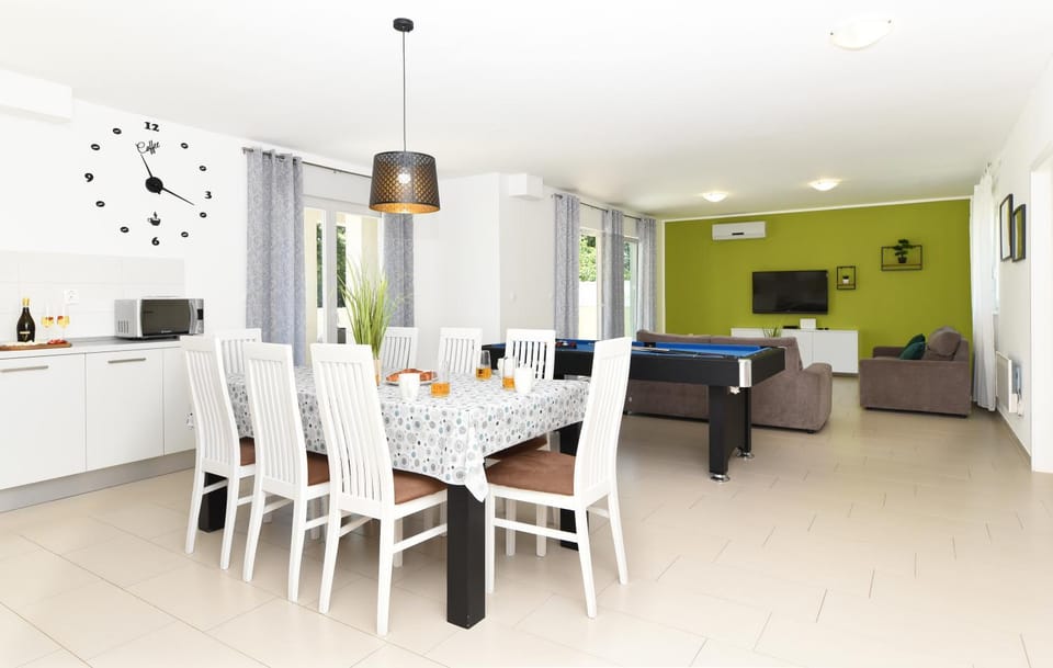 TV and multimedia, Kitchen or kitchenette, Living room, Seating area, Dining area