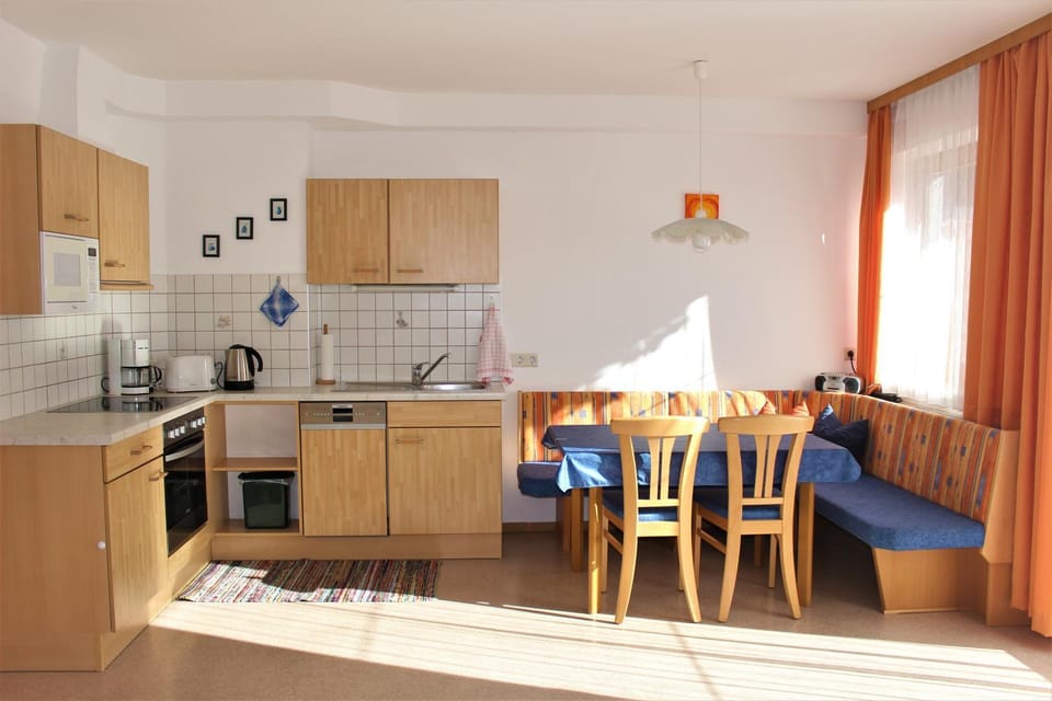 Kitchen or kitchenette, Seating area, Dining area
