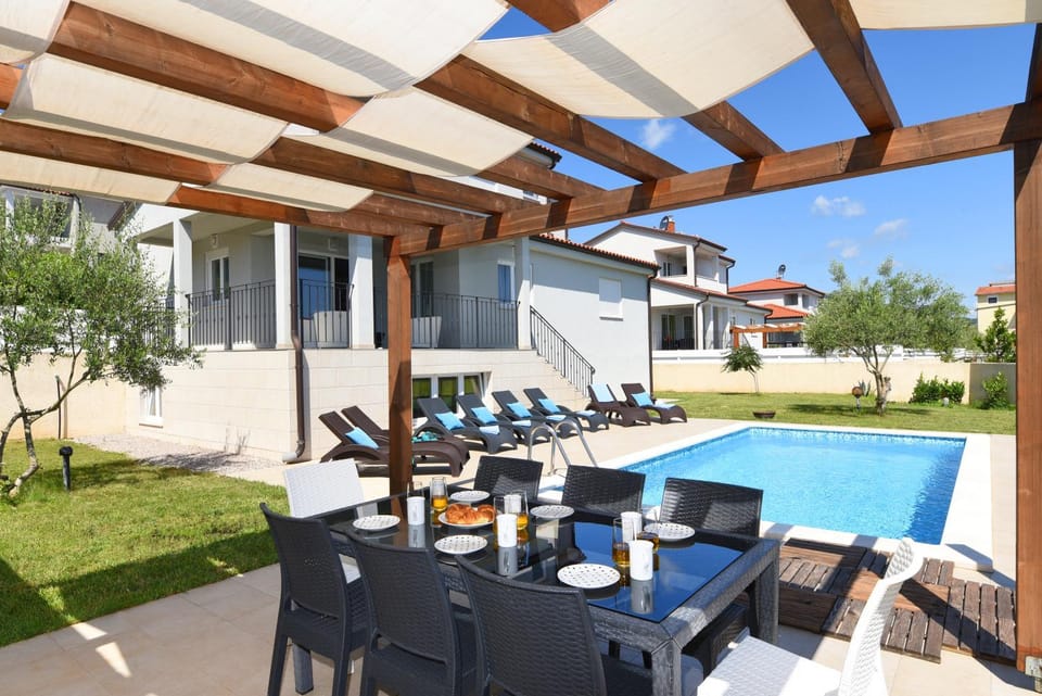 Property building, Patio, Day, Garden, View (from property/room), Balcony/Terrace, Dining area, Garden view, Pool view, Swimming pool, sunbed
