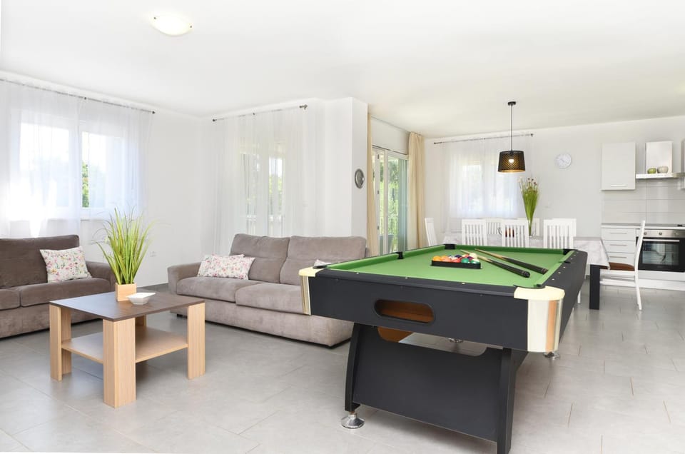 Billiard, Living room, Seating area