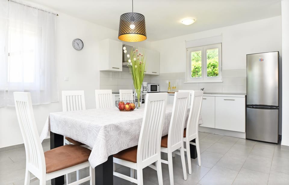 Kitchen or kitchenette, Dining area, dishwasher, oven, pet friendly, stove