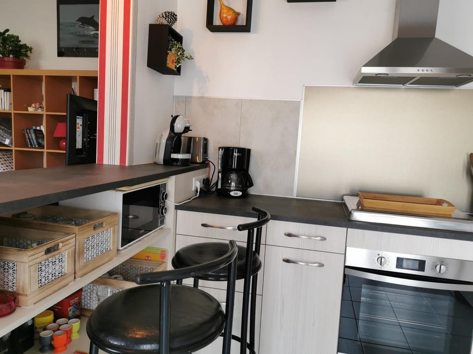 Coffee/tea facilities, Kitchen or kitchenette, Dining area