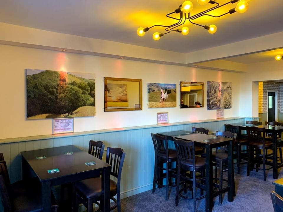 Restaurant/places to eat, Lounge or bar