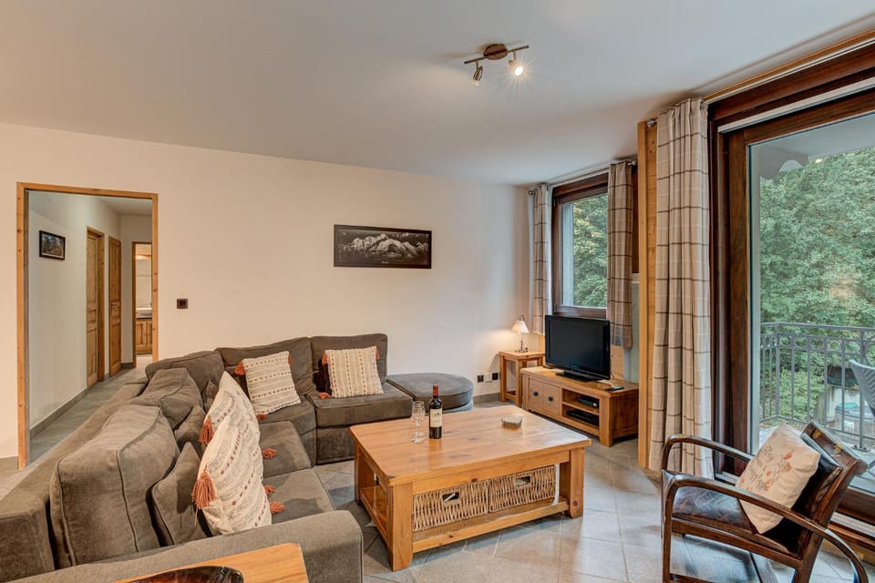 Communal lounge/ TV room, TV and multimedia, Living room, Seating area, Evening entertainment