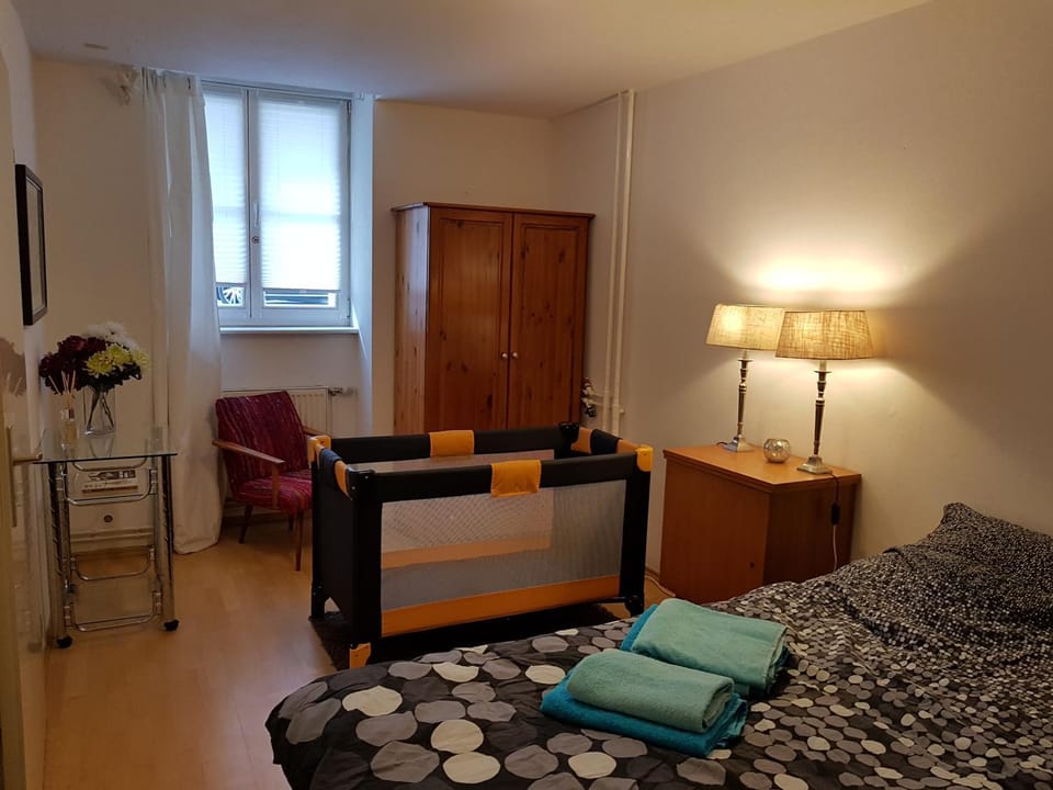 Bed, Photo of the whole room, Decorative detail, cot