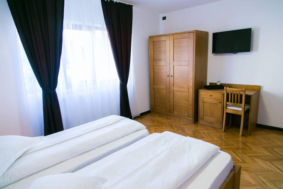 White House Bed and Breakfast in Brașov County