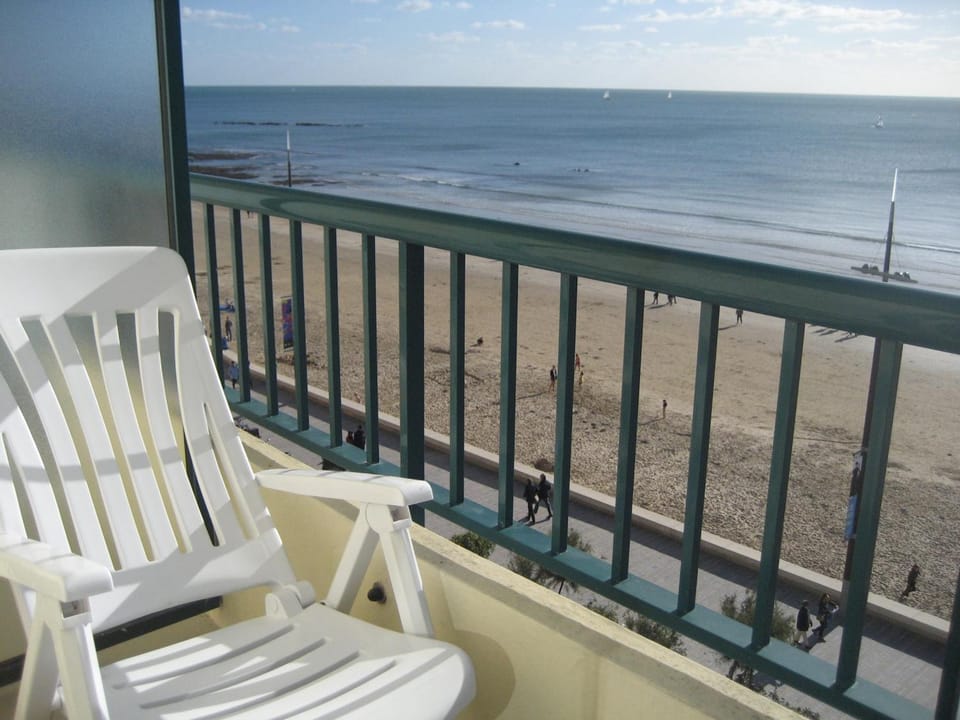 Studio rénové face mer avec balcon au centre plage, proche commerces - Les Sables d'Olonne - FR-1-92-748 Apartment in Les Sables-d'Olonne