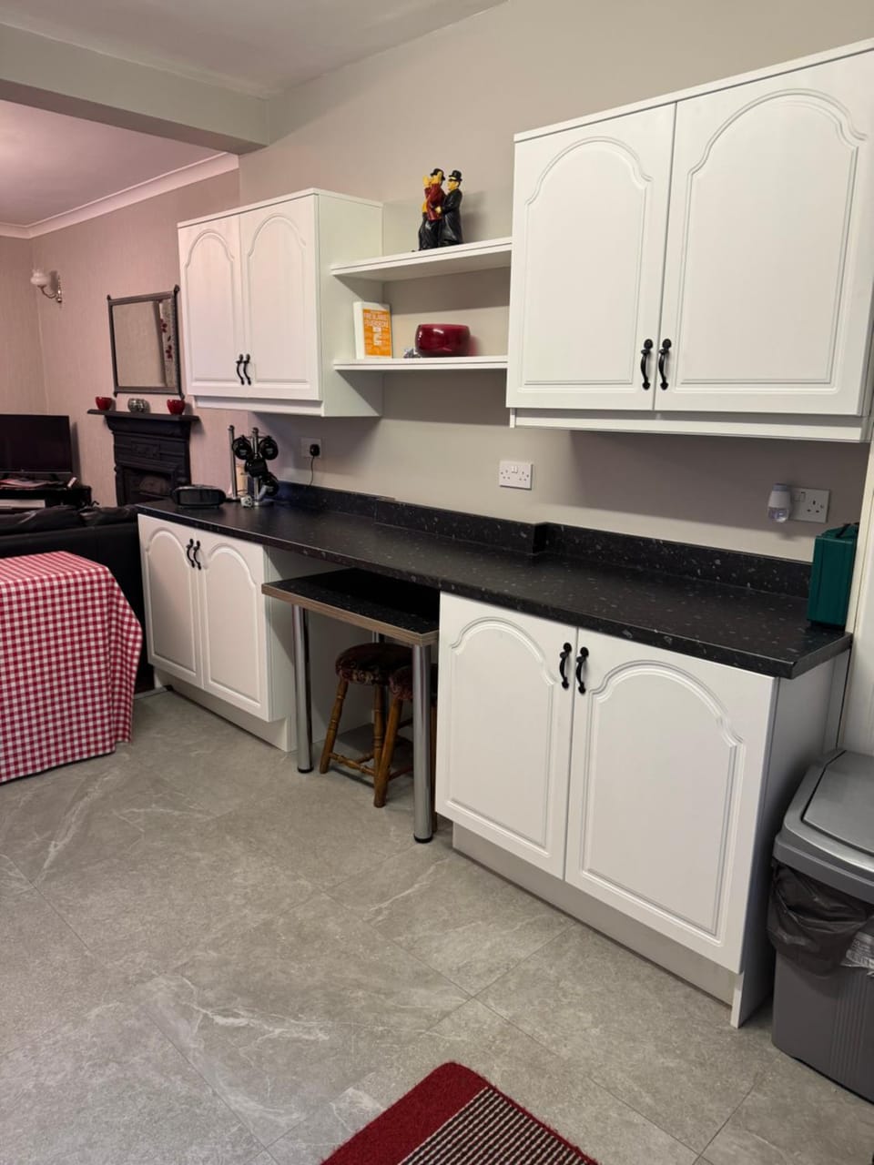 Kitchen or kitchenette, oven, pet friendly, stove