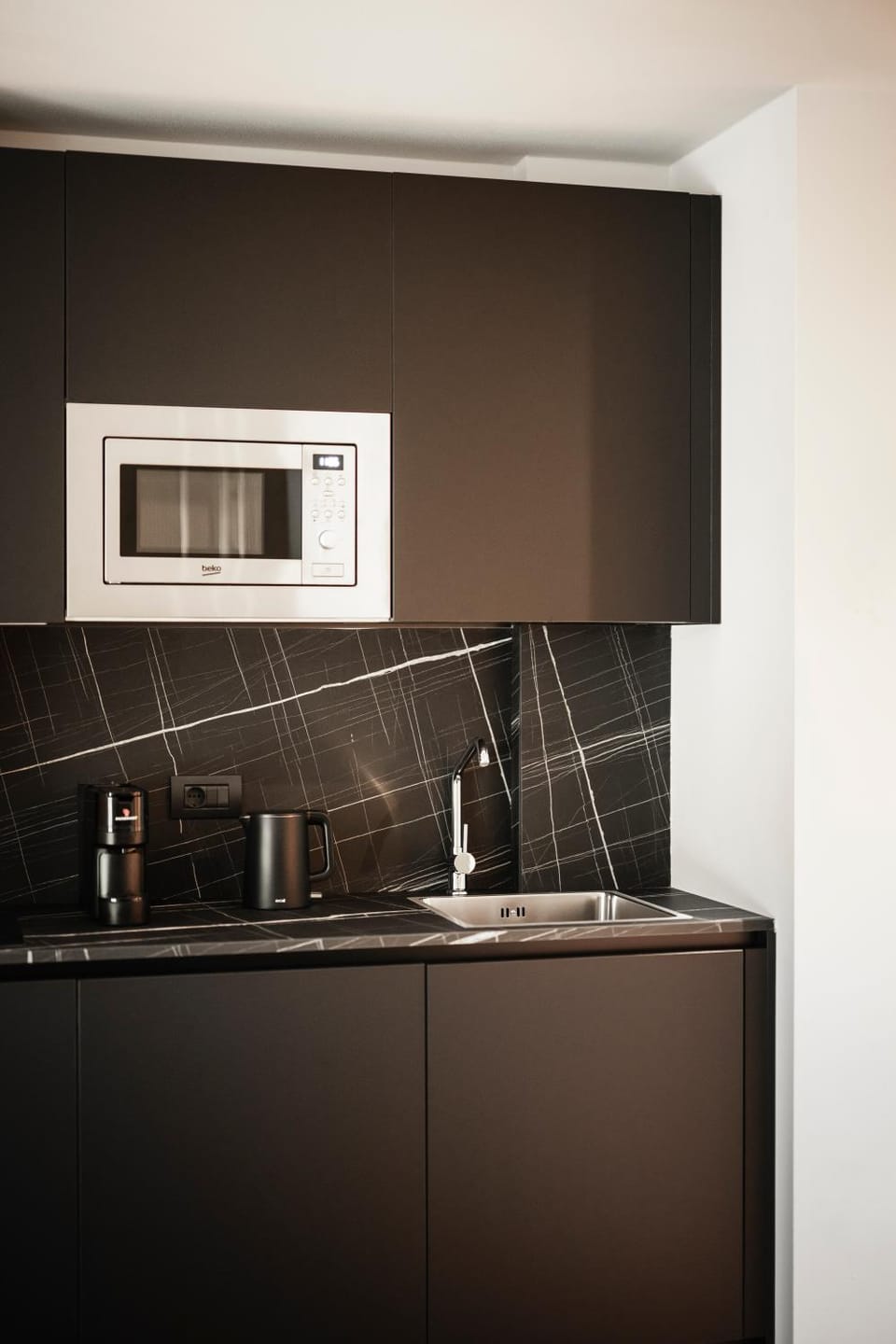 Coffee/tea facilities, Kitchen or kitchenette, Decorative detail, microwave