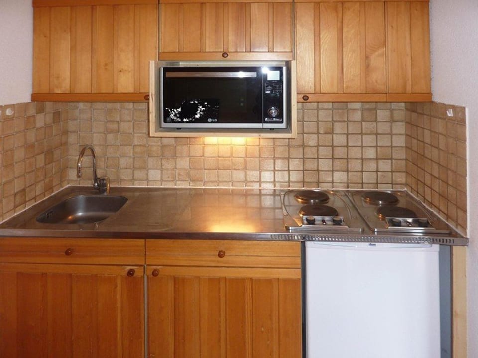 Studio skis aux pieds, balcon sud, idéalement situé, 4-6 couchages, proche animations et commerces - FR-1-322-136 Apartment in Provence-Alpes-Côte d'Azur