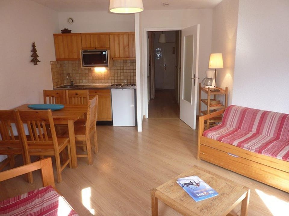 Studio skis aux pieds, balcon sud, idéalement situé, 4-6 couchages, proche animations et commerces - FR-1-322-136 Apartment in Provence-Alpes-Côte d'Azur