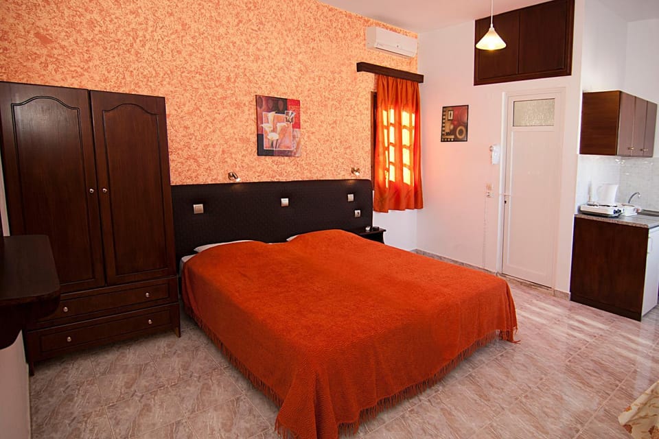 Bed, Kitchen or kitchenette