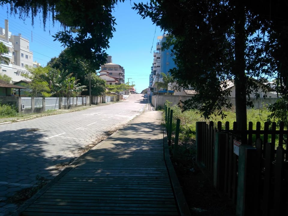 Off site, Location