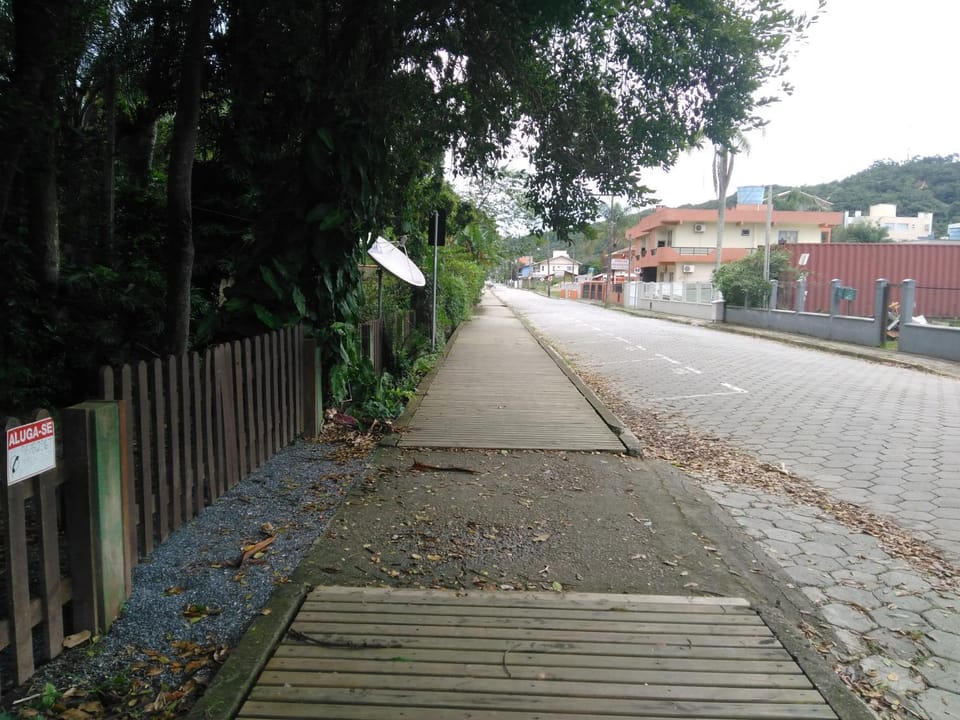 Off site, Location