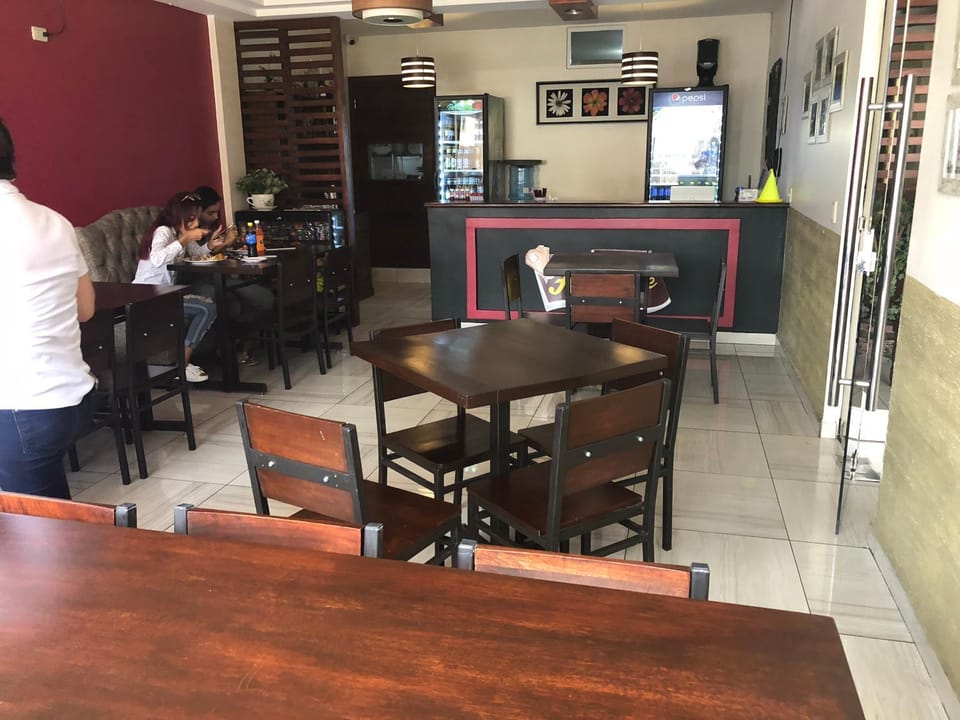 Restaurant/places to eat, Seating area, Dining area, minibar