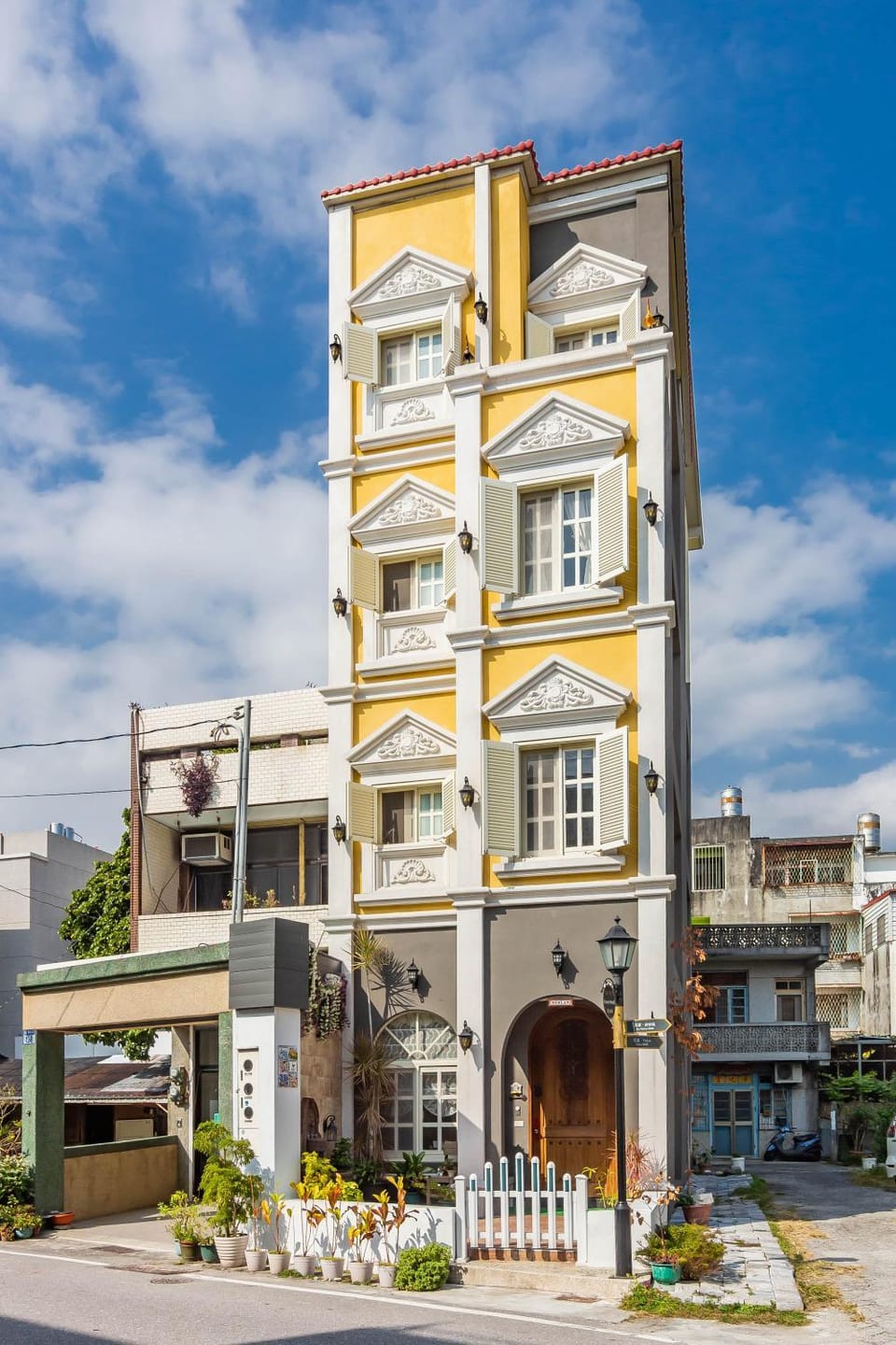 Property building, Nearby landmark, Facade/entrance, Off site, Day, Neighbourhood, Decorative detail, City view, Landmark view, Street view