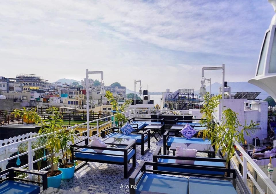 Restaurant/places to eat, Seating area