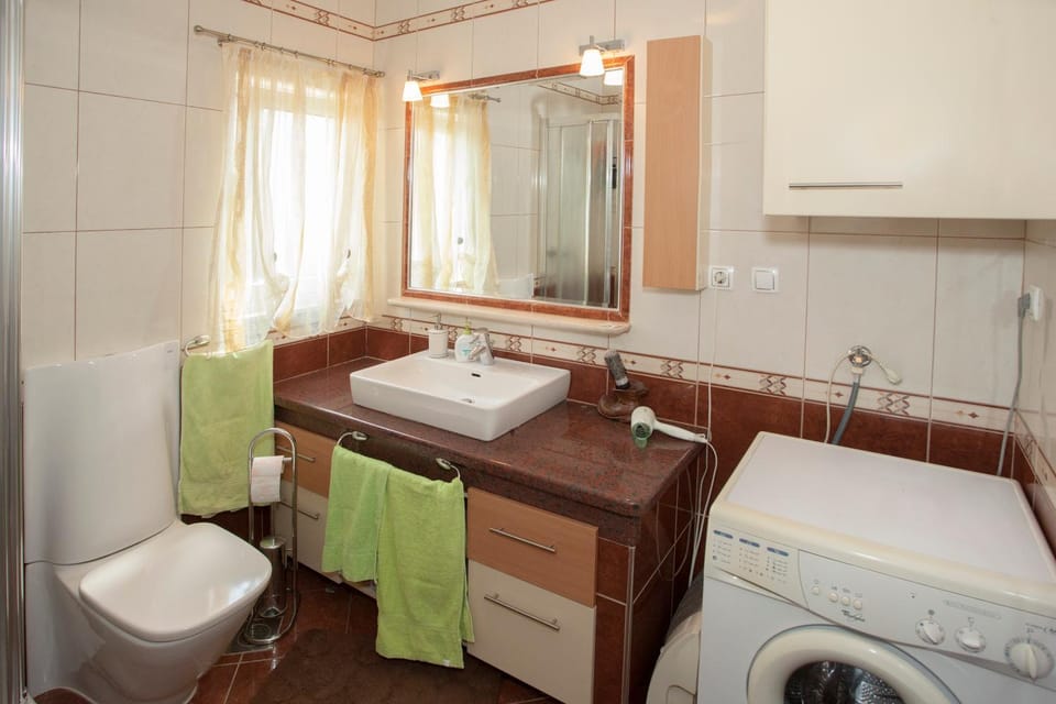 Shower, Toilet