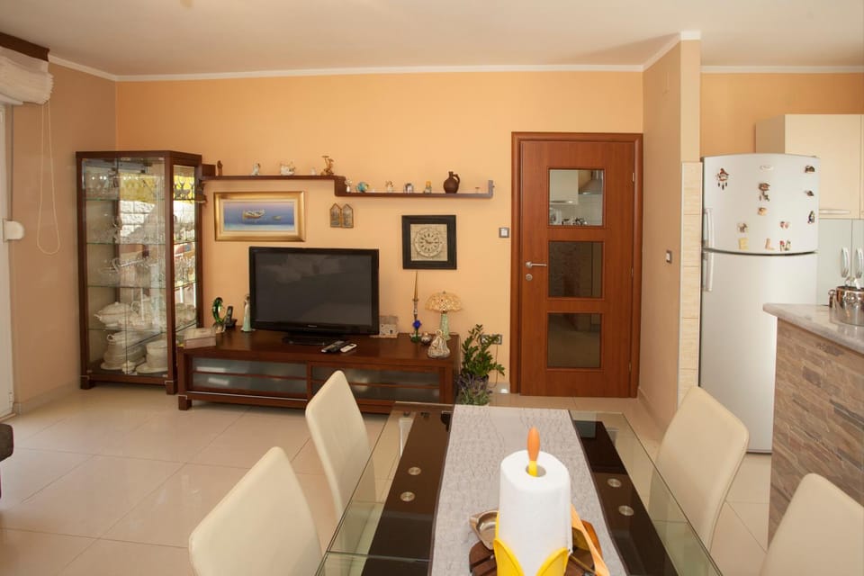 TV and multimedia, Living room, Seating area, Dining area