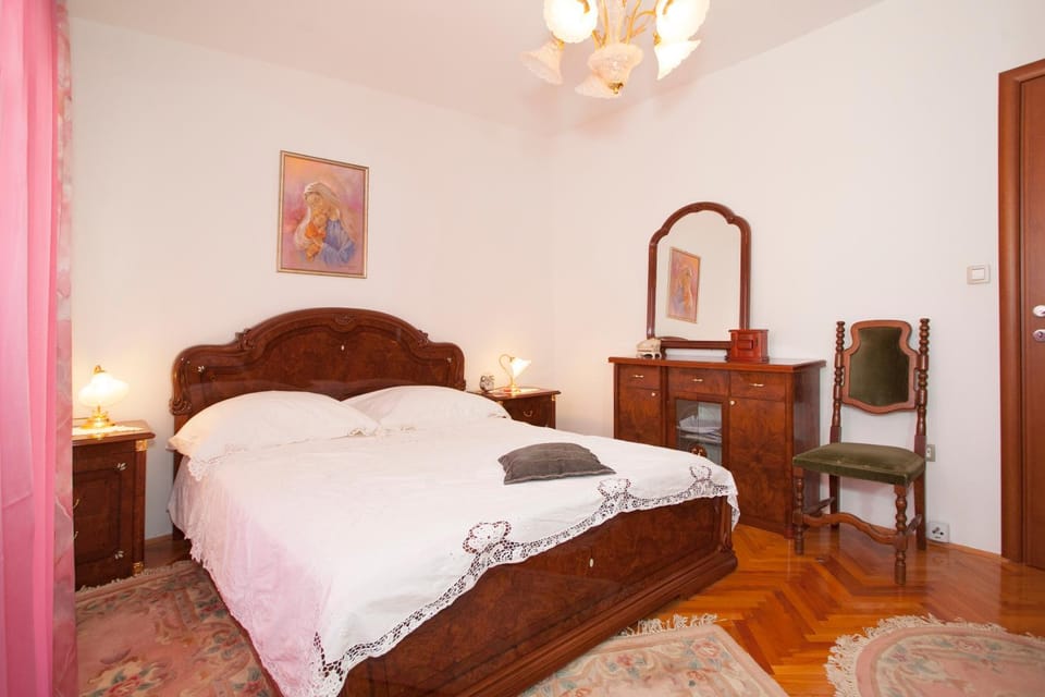 Bed, Photo of the whole room, Decorative detail, Bedroom