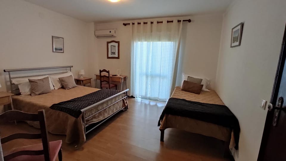 Bed, Bedroom, River view, Family