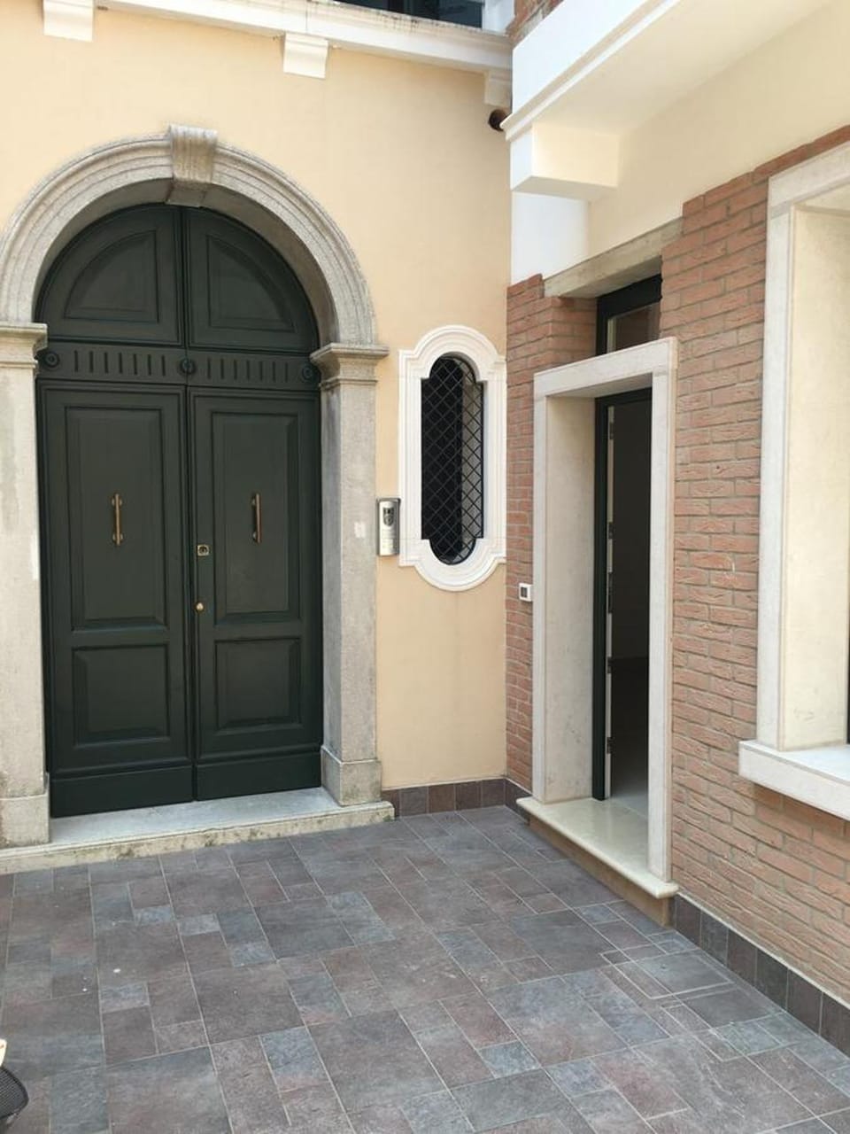 Facade/entrance