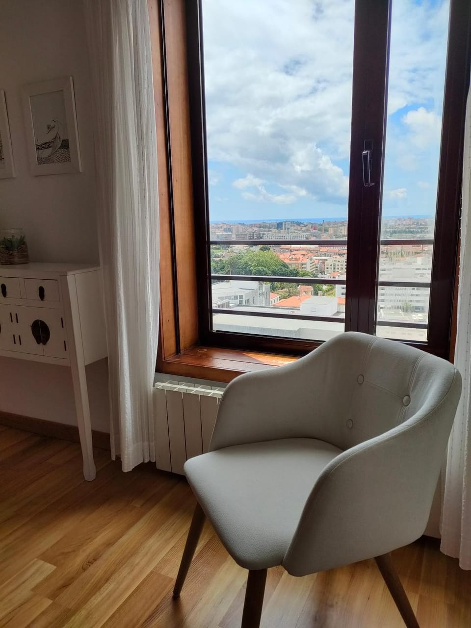 View (from property/room), Decorative detail, Bedroom, City view, River view, Sea view