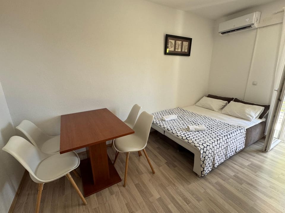 Bed, Dining area