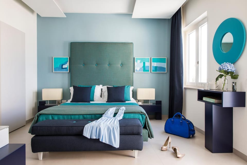 Bed, TV and multimedia, Balcony/Terrace, Photo of the whole room, Bedroom, Garden view, Lake view, Mountain view, Sea view