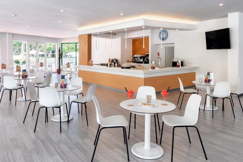 Restaurant/places to eat, Garden, TV and multimedia, Coffee/tea facilities, View (from property/room), Lounge or bar, Food and drinks, Dining area, Drinks