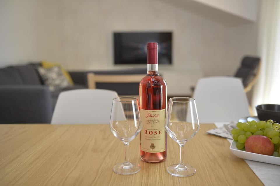 Living room, Dining area, Alcoholic drinks