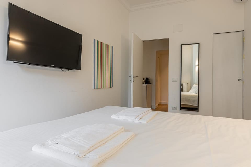 Bed, TV and multimedia, Bedroom, towels