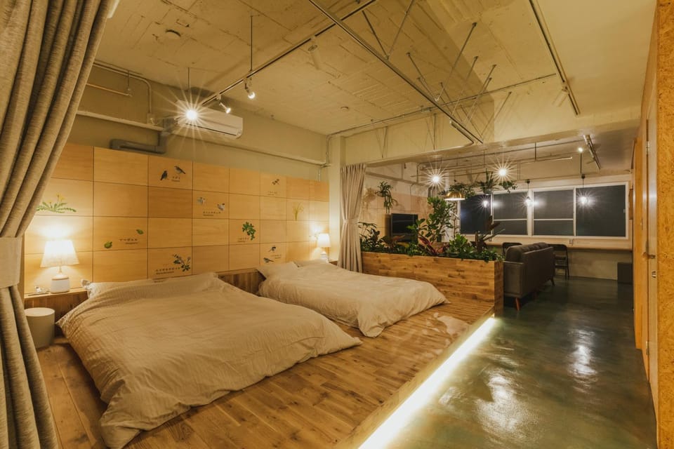 Photo of the whole room, Bedroom, children, young children, older children, group of guests, Family, locker