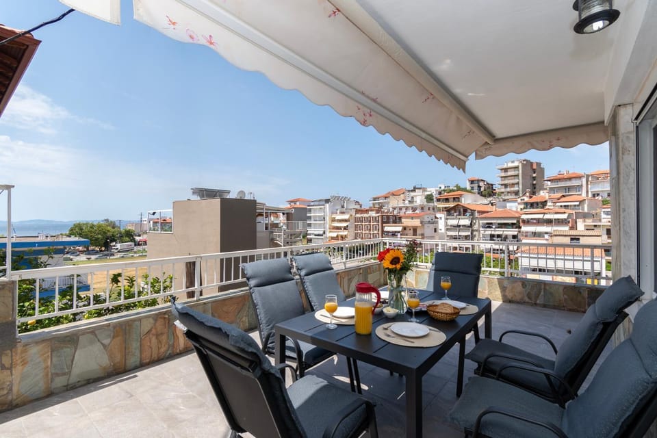 View (from property/room), Balcony/Terrace, Seating area, Dining area, Sea view