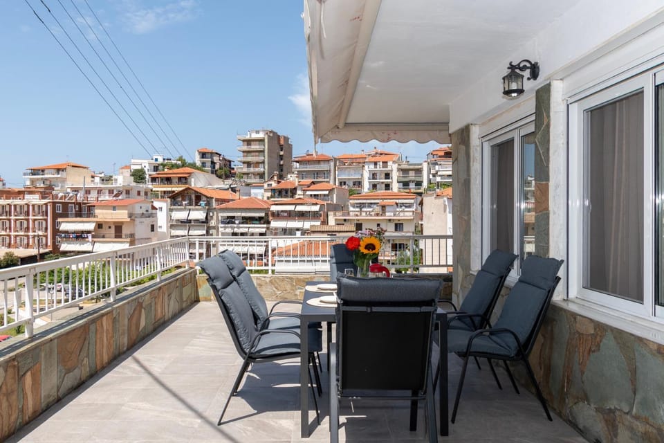 Property building, View (from property/room), Balcony/Terrace, Seating area, Dining area
