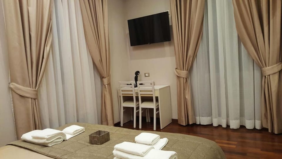 TV and multimedia, Photo of the whole room, Bedroom