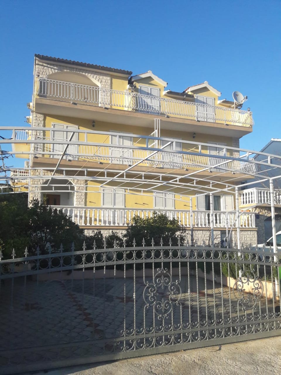 Property building, Patio, Facade/entrance, BBQ facilities, Garden, View (from property/room), Garden view, Sea view, Street view, Area and facilities