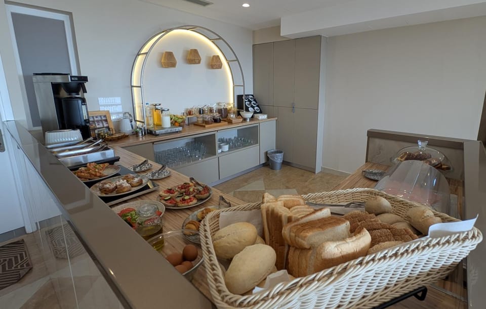 Property building, Breakfast