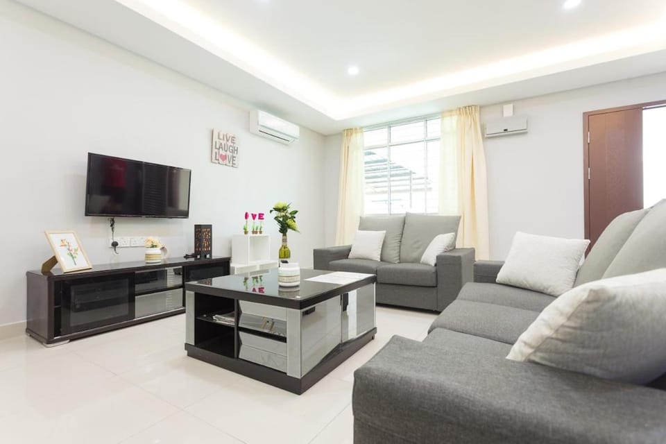 Communal lounge/ TV room, TV and multimedia, Living room, Seating area, Evening entertainment