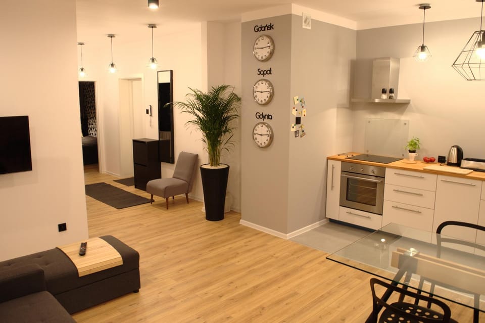 Property building, TV and multimedia, Coffee/tea facilities, Kitchen or kitchenette, Living room, Seating area, Dining area