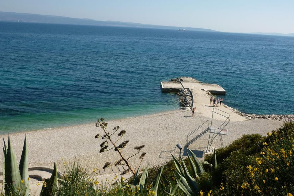 Off site, Neighbourhood, Other, Beach, Entertainment, Time of day